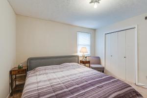 Ένα ή περισσότερα κρεβάτια σε δωμάτιο στο Pet-Friendly Madison Home 11 Mi to Dtwn Nashville