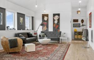una sala de estar con 2 sofás y una alfombra en Amazing Home In Vandel With Wi-fi, en Vandel