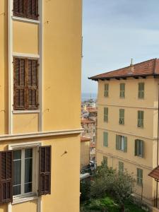 zwei nebeneinander liegende Gebäude in einer Stadt in der Unterkunft ANGOLO di MARE in Sanremo