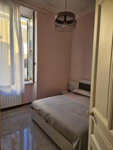 Schlafzimmer mit einem Bett und einem Fenster in der Unterkunft ANGOLO di MARE in Sanremo