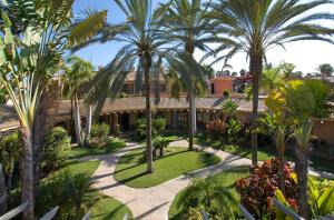 uma vista aérea de um resort com palmeiras em Suites & Villas by Dunas em Maspalomas