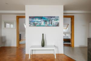 Μια τηλεόραση ή/και κέντρο ψυχαγωγίας στο ROY 2 bdr Apartment with Prague Castle View, Parking & AC