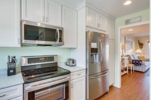 Gallery image of Breezy Pine Knoll Shores Escape Walk to Beaches! in Pine Knoll Shores