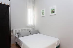 Lova arba lovos apgyvendinimo įstaigoje 2 bedrooms appartement with wifi at Madrid
