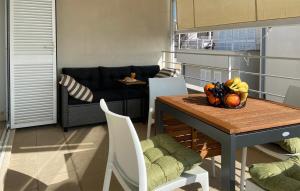 ein Wohnzimmer mit einem Tisch und einer Obstschale in der Unterkunft 2 Bedroom Beautiful Apartment In Petrcane in Petrcane