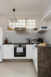 Η κουζίνα ή μικρή κουζίνα στο ROY 2 bdr Apartment with Prague Castle View, Parking & AC