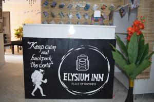 Ein Schild, auf dem steht, Ruhe bewahren und den Hof mit Rucksäcken füllen. in der Unterkunft Elysium Inn in Hyderabad