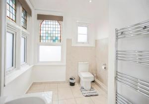 a bathroom with a toilet and a tub and a sink at Aisiki Stays Apartments at Harwoods Road, Multiple 2-Bedroom, Pet-Friendly Flat, King or Twin or Double Beds, with Free WiFi and Parking Space in Watford +81 photos