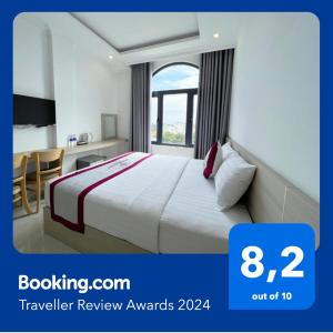een hotelkamer met een bed en een bureau bij Rubillion Hotel - 5-Min Walking to Back Beach in Vung Tau