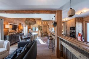 a living room with wooden walls and a bar at Résidence Fanny A La Montagne - Chalets pour 11 Personnes 254 in Megève