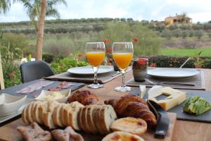 una mesa con pan y dos copas de vino en Los Chozones en Alhaurín el Grande