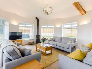 uma sala de estar com dois sofás e uma televisão em 5 Bed in Barnstaple 85165 em Charles