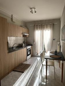 ペライアにあるLetty's cozy flat apartmentのテーブルとダイニングルームのあるキッチン