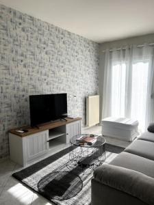 ペライアにあるLetty's cozy flat apartmentのリビングルーム(テレビ、ソファ付)