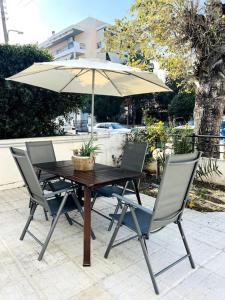 ペライアにあるLetty's cozy flat apartmentの木製テーブル(椅子2脚、傘付) +6枚の写真