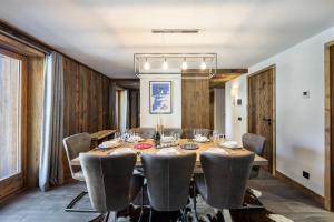 a dining room with a wooden table and chairs at Résidence Grizzly - 4 Pièces pour 8 Personnes 634 in Val-d'Isère