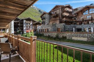 a balcony with a view of a mountain at Résidence Grizzly - 4 Pièces pour 8 Personnes 634 in Val-d'Isère