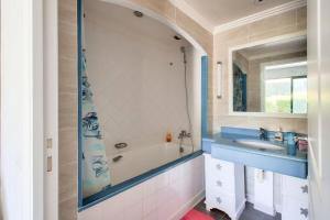 une salle de bain avec une baignoire et un lavabo dans l'établissement Résidence Le Saint Denac - maeva Home - Appartement 2 pièces 4 personnes - Prestige MAE-4234, à Saint-André-des-Eaux 12 autres photos