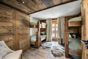 a bedroom with bunk beds in a cabin at Résidence Grizzly - Pièces 544 in Val-d'Isère
