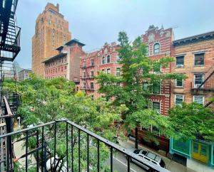 Charming One-Bedroom Apartment in South Chelsea في نيويورك: اطلالة من شرفة على مدينة بها مباني
