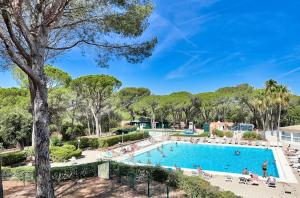 Bazén v ubytování Résidence Saint-Raphaël Valescure - maeva Home - Studio 4 personnes - Sélection MAE-5644 nebo v jeho okolí