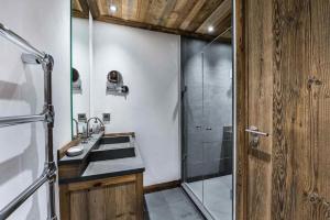 a bathroom with a glass shower and a sink at Residence La Canadienne - 5 Pièces pour 8 Personnes 624 in Val-d'Isère