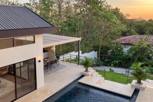 - une vue aérienne sur une maison avec une piscine dans l'établissement Casa Camino, à Playa Grande