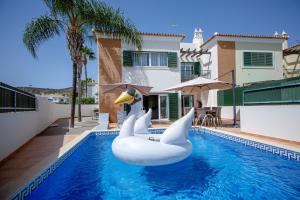 uma piscina insuflável com uma piscina insuflável em casa em Spacious house with pool em Faro