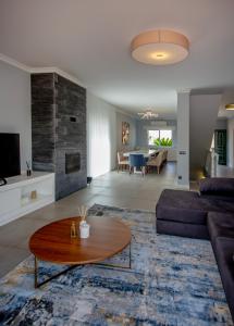 uma sala de estar com um sofá e uma mesa em Spacious house with pool em Faro