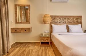 1 dormitorio con cama y espejo en Lotus Inn en El Cairo