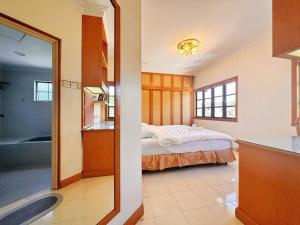- une chambre avec un lit et une salle de bains avec un miroir dans l'établissement 6r7b@Sbn@ Elegant Pent house@karaoke room@优雅民宿, à Seremban