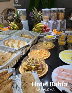 una mesa llena de muchos tipos de alimentos diferentes en Hotel Bahia, en La Paloma