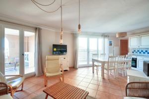 un salon avec une cuisine et une salle à manger dans l'établissement Village Pont Royal en Provence - maeva Home - Appartement climatisé 4 pièces 6 personnes - Prestige MAE-3234, à Mallemort