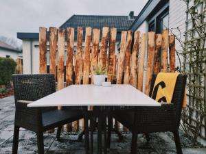 een witte tafel en stoelen voor een hek bij Hotel Restaurant 'de Vossenberg' in Vierhouten