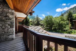 a deck with a view of a mountain at Residence Calabourdane - 3 Pièces pour 7 Personnes 714 in Val-d'Isère