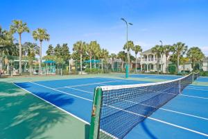 een tennisnet op een tennisbaan met palmbomen bij Bella Belleza in Destin