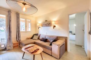 ein Wohnzimmer mit Sofa und Tisch in der Unterkunft Résidence Saint-Raphaël Valescure - maeva Home - Appartement avec vue sur le golf 2 pièces 4 personnes - Prestige - super Home MAE-6264 in Valescure + 25 Fotos