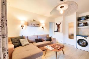 ein Wohnzimmer mit Sofa und Tisch in der Unterkunft Résidence Saint-Raphaël Valescure - maeva Home - Appartement avec vue sur le golf 2 pièces 4 personnes - Prestige - super Home MAE-6264 in Valescure