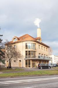 un edificio con una pila de humo encima en Apartmány U zámku, en Český Krumlov