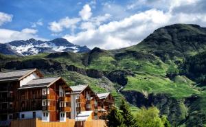 una fila di case di fronte alle montagne di Appartement 3 Pièces Cabine 8 Personnes vue montagne - été 384 a Orcières