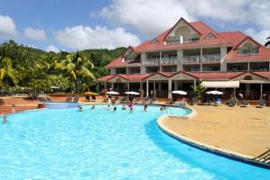 una grande piscina di fronte a un hotel di Village Sainte Luce, Martinique - maeva Home - Appartement 3 pièces 6 perso 861 a Sainte-Luce