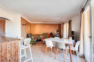 une cuisine et un salon avec une table et des chaises dans l'établissement Village Pont Royal en Provence - maeva Home - Appartement climatisé avec grande terrasse 4 pièces 7 personnes - Prestige - super Home MAE-3801, à Mallemort