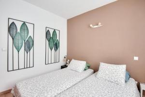 deux lits côte à côte dans une chambre dans l'établissement Village Pont Royal en Provence - maeva Home - Appartement climatisé avec grande terrasse 4 pièces 7 personnes - Prestige - super Home MAE-3801, à Mallemort 31 autres photos