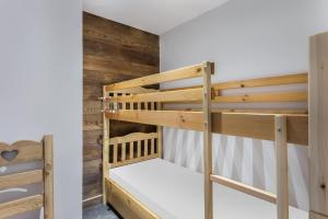 a couple of bunk beds in a room at Résidence La Croix De Verdon - 3 Pièces pour 6 Personnes 394 in Courchevel