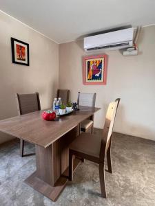 uma sala de jantar com uma mesa de madeira e cadeiras em Cómoda y acogedora casa de 1 piso em Trujillo