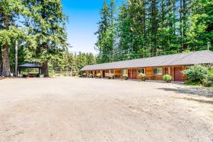 une cabine dans les bois avec un chemin de terre devant dans l'établissement Quilcene Lodge at Mount Walker Inn, à Quilcene