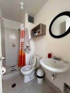 bagno con servizi igienici e lavandino di Cómoda y acogedora casa de 1 piso a Trujillo