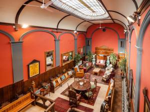 クローマーにあるFinest Retreats - The Old Sunday School & Vestryのテーブルと椅子が備わる広い客室のオーバーヘッドビュー