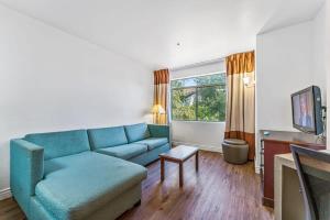 TV a/nebo společenská místnost v ubytování Chandler 1 bd 1 b Classic unrenovated apartment