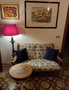sala de estar con sofá, mesa y lámpara en Casa Bella 'Mbriana, en Rio Marina